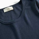 Detalje af ribstrikket stof ved halsudskæringen på mørkeblå t-shirt til dame