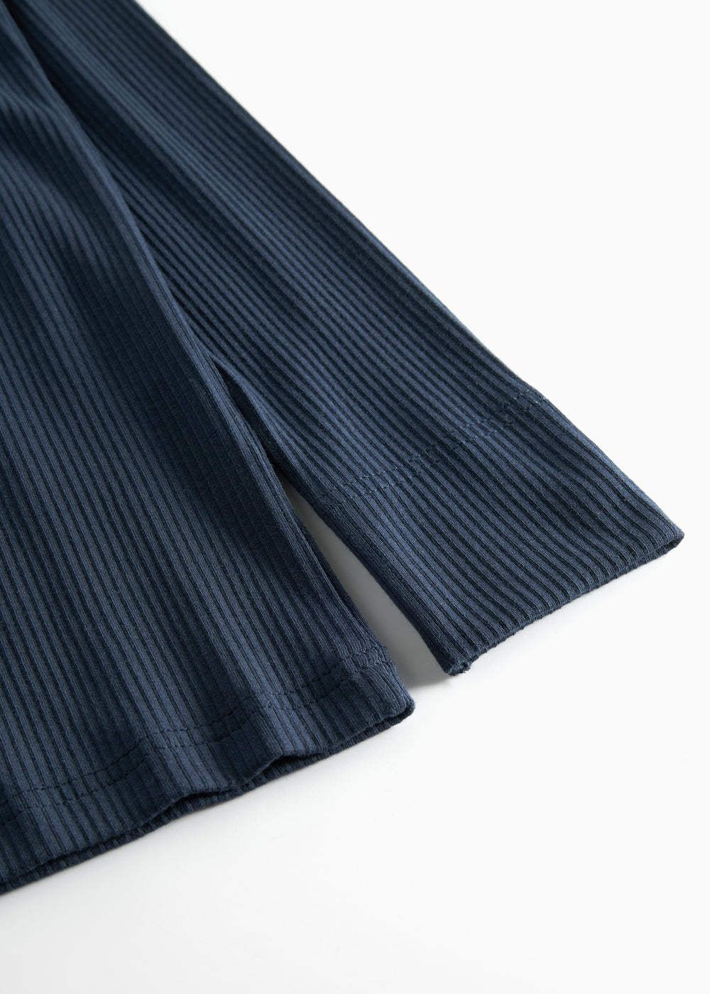 Detalje af ribstrikket ærmekant med slids på mørkeblå t-shirt til dame
