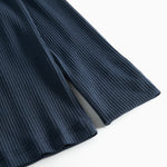 Detalje af ribstrikket ærmekant med slids på mørkeblå t-shirt til dame