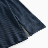 Detalje af ribstrikket ærmekant med slids på mørkeblå t-shirt til dame