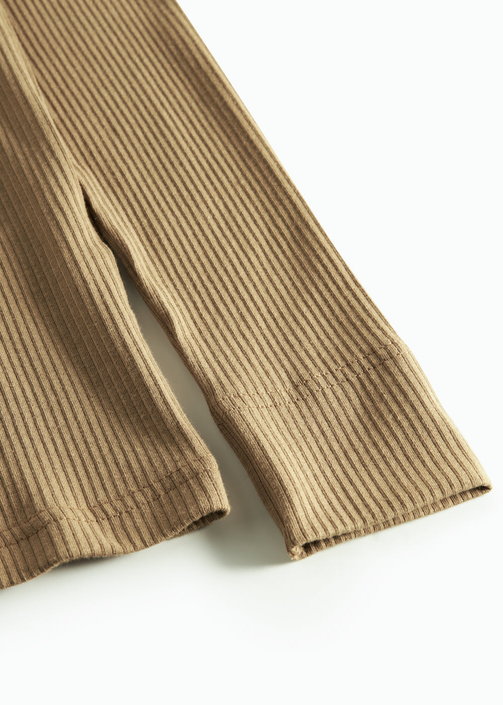 Detalje af ribstrikket ærmekant på brun dame t-shirt