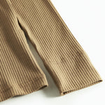 Detalje af ribstrikket ærmekant på brun dame t-shirt