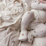 Baby med bidering i blødt stof med mønster