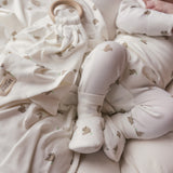 Baby iført bløde futter med matchende babytøj