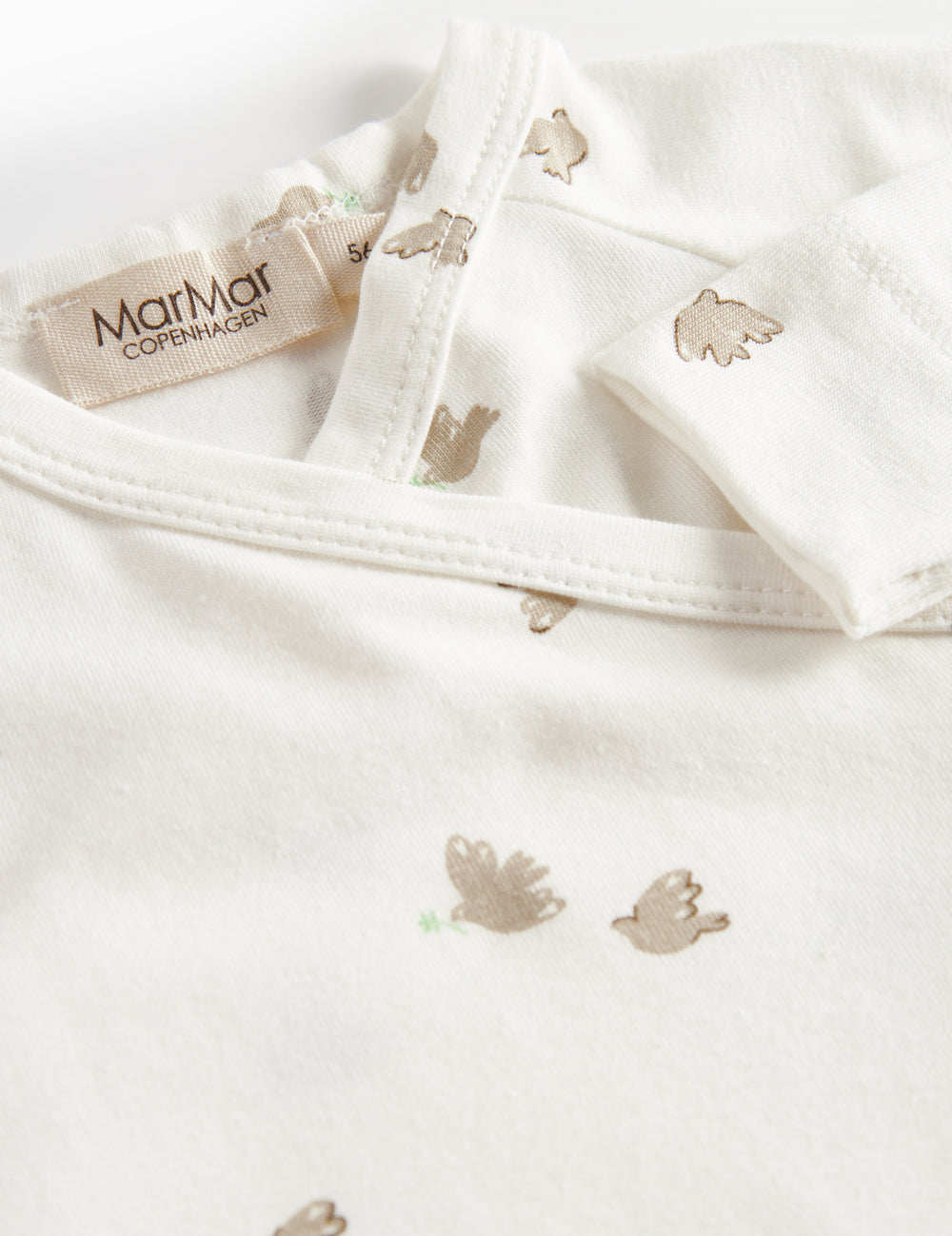 Barn holdt med fuglmønster