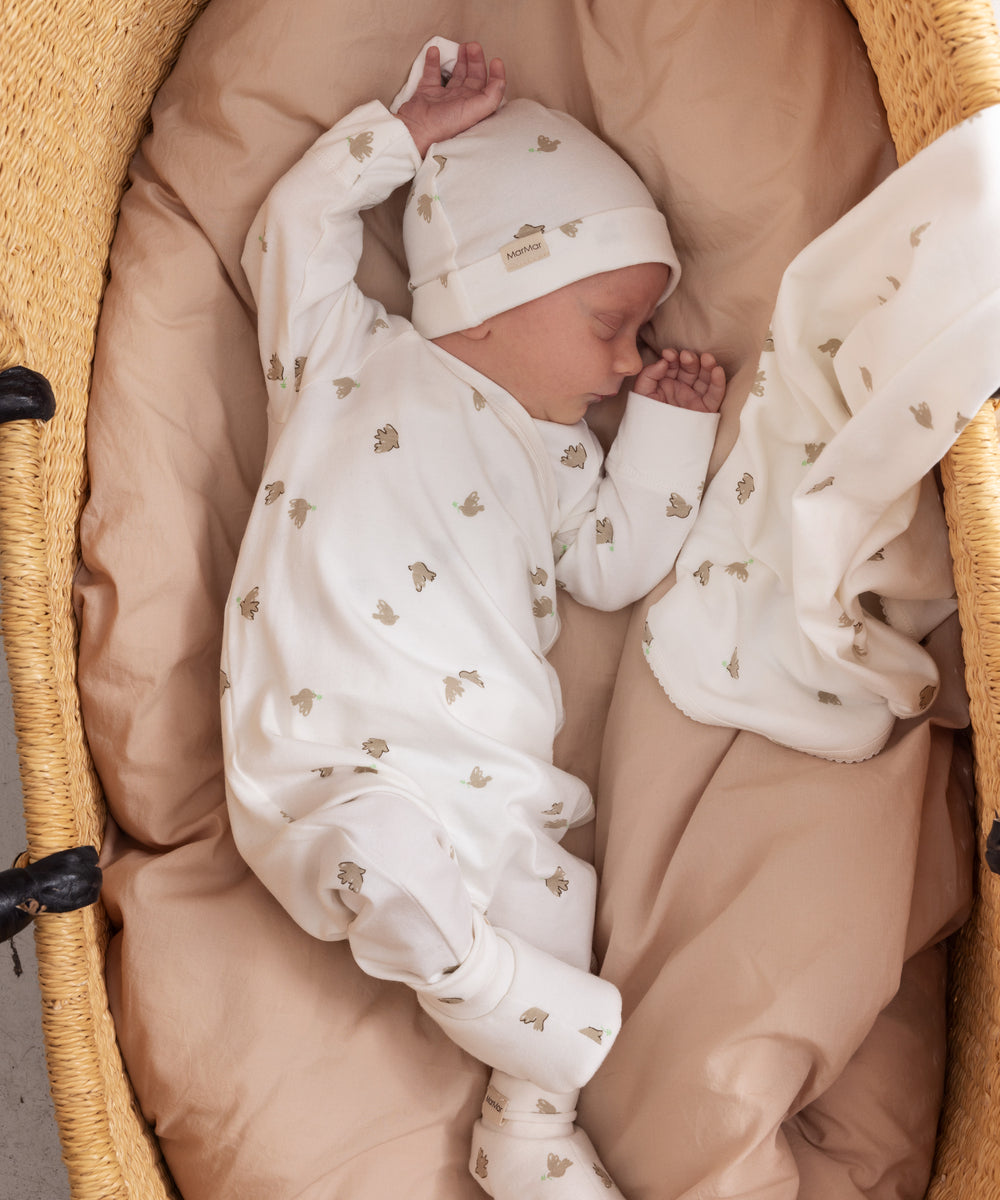 Sovende baby med blødt tæppe med mønster