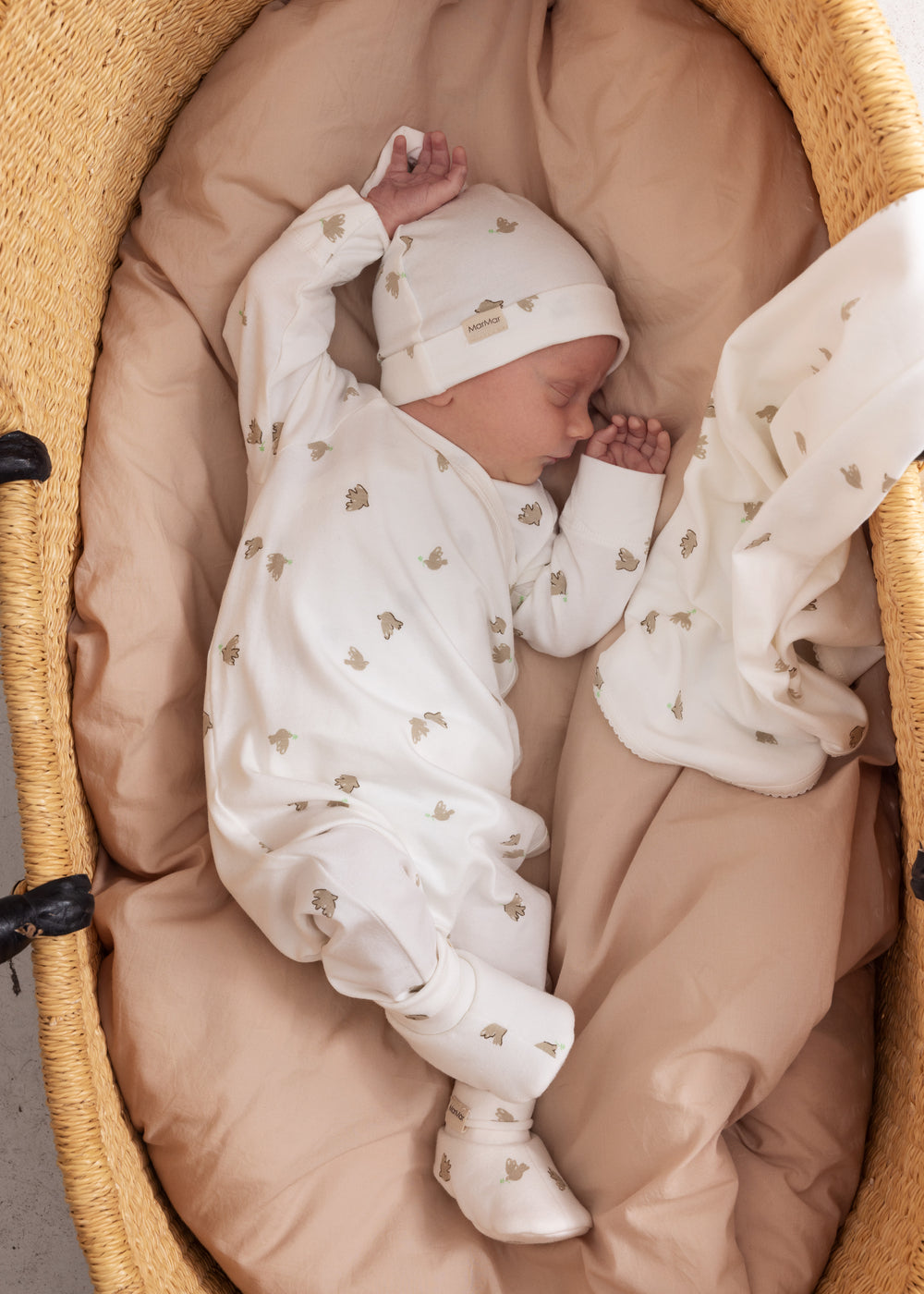 Baby ligger trygt i futter og babytøj