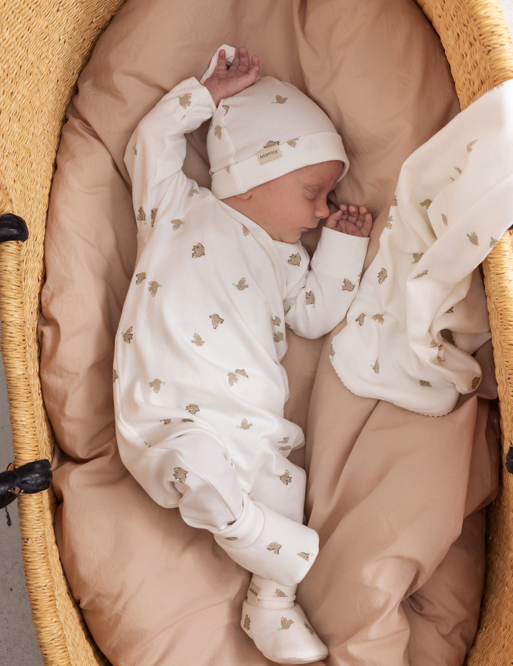 Baby i holdt med fuglmønster