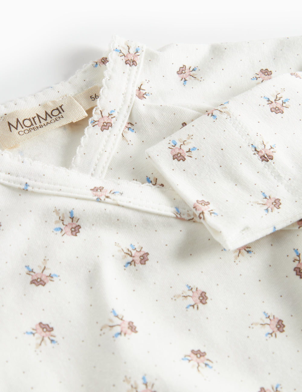 Barn holdt med blomstermønster