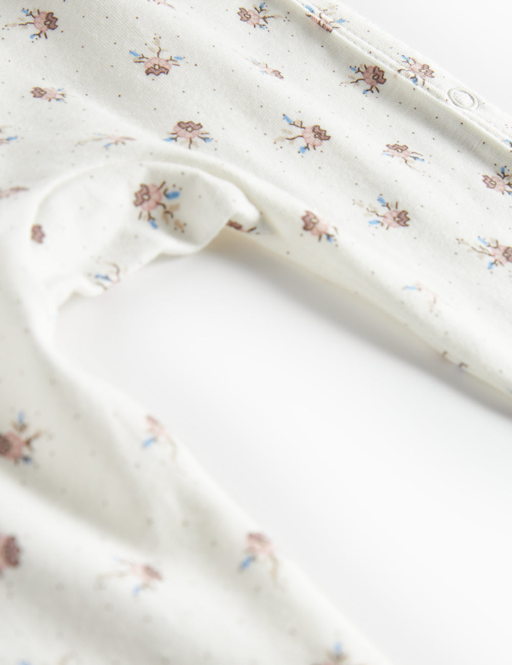 Barn holdt med blomstermønster