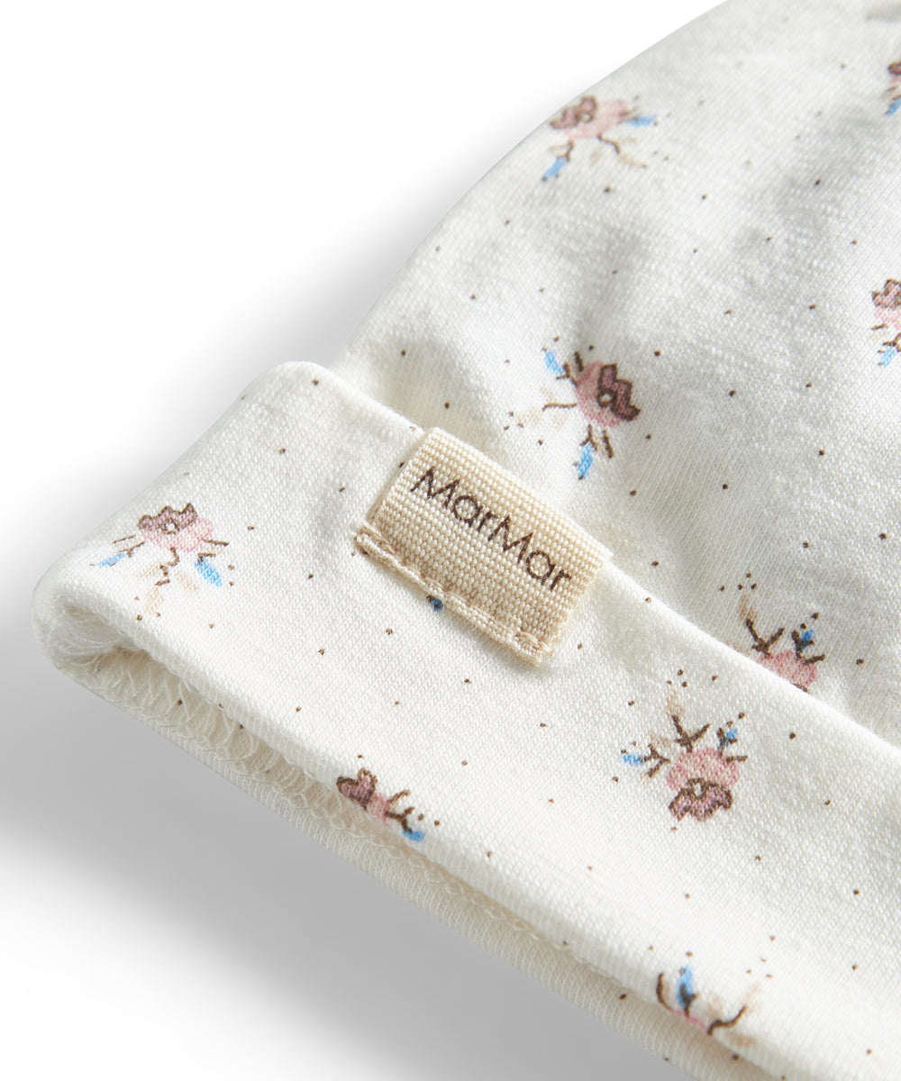 Detaljebillede af babyhue med logo