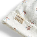 Detaljebillede af babyhue med logo