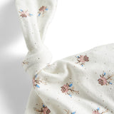 Nærbillede af blødt mønstret stof med knude