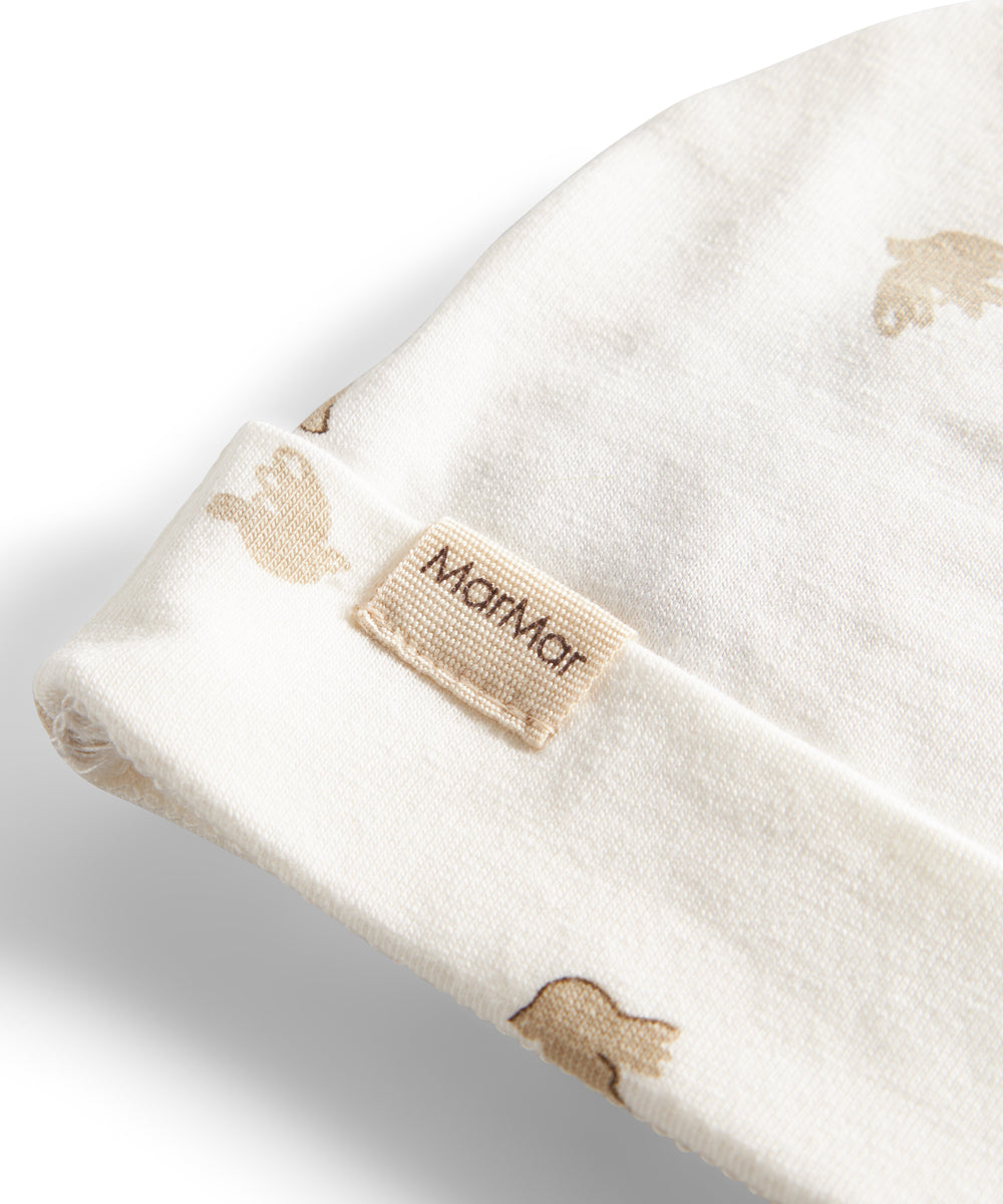 Detaljebillede af babyhue med logo