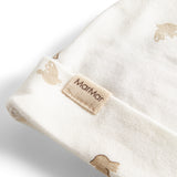 Detaljebillede af babyhue med logo