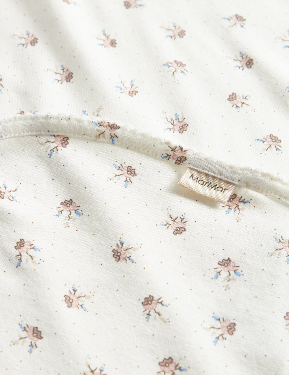 babytæppe med blomstermønster