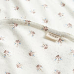 babytæppe med blomstermønster