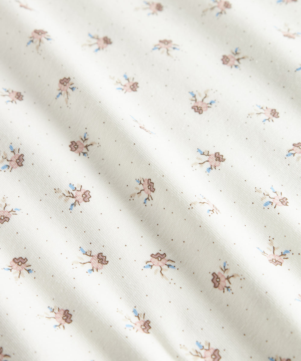 babytæppe med blomstermønster