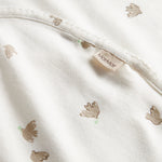 Nærbillede af mønstret stof på tæppe