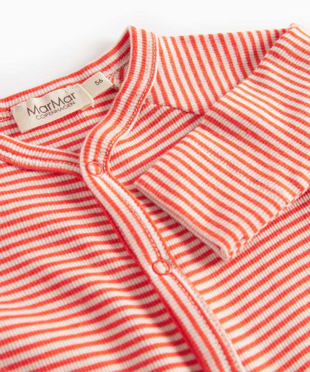 Rød- og hvidstribet body til baby med lange ærmer og knapper foran