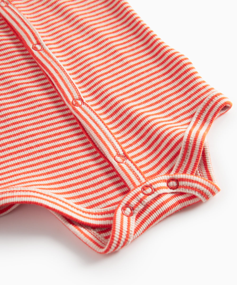 Rød- og hvidstribet body til baby med lange ærmer og knapper foran