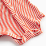 Rød- og hvidstribet body til baby med lange ærmer og knapper foran