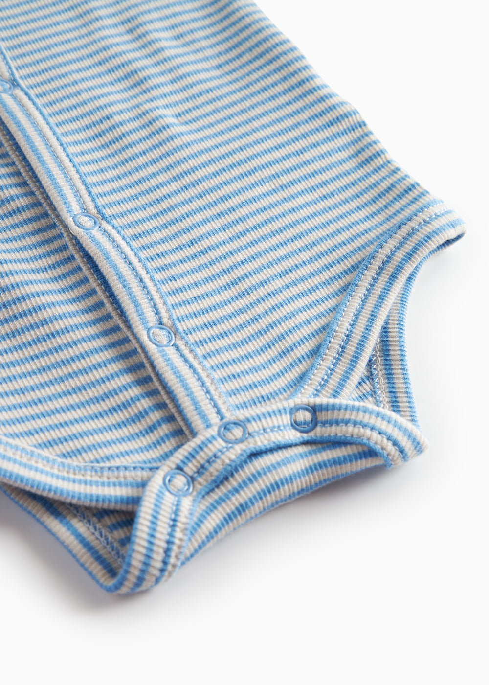 Blå- og hvidstribet body til baby med lange ærmer og knapper foran