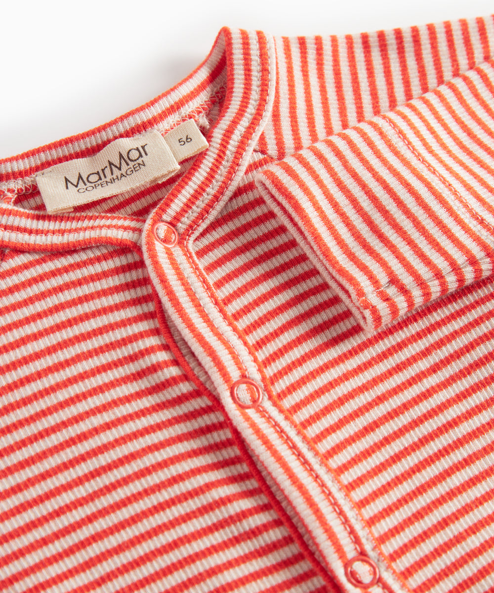 Rød- og hvidstribet cardigan til baby med knapper foran