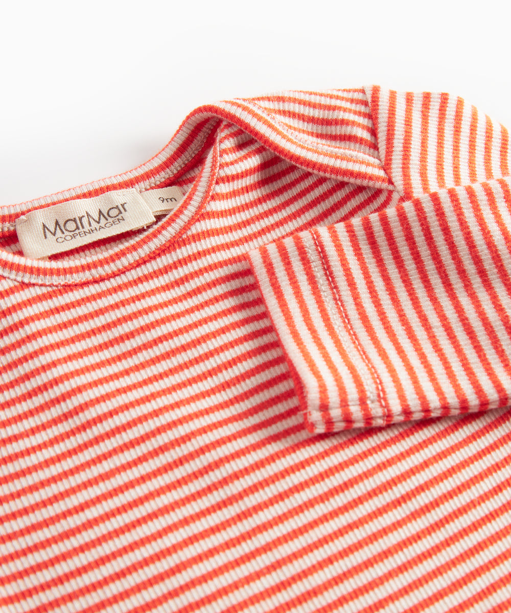 Blå og hvid stribet heldragt til baby med lange ærmer, fødder og trykknapper foran