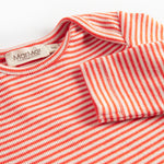 Blå og hvid stribet heldragt til baby med lange ærmer, fødder og trykknapper foran