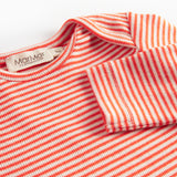 Blå og hvid stribet heldragt til baby med lange ærmer, fødder og trykknapper foran