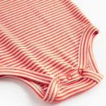 Blå og hvid stribet heldragt til baby med lange ærmer, fødder og trykknapper foran