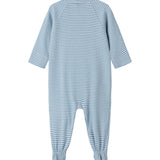 Blå og hvid stribet heldragt til baby med lange ærmer, fødder og trykknapper foran