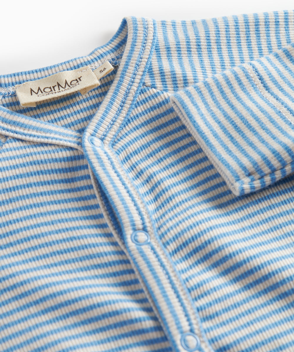 Blå og hvid stribet heldragt til baby med lange ærmer, fødder og trykknapper foran