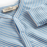 Blå og hvid stribet heldragt til baby med lange ærmer, fødder og trykknapper foran