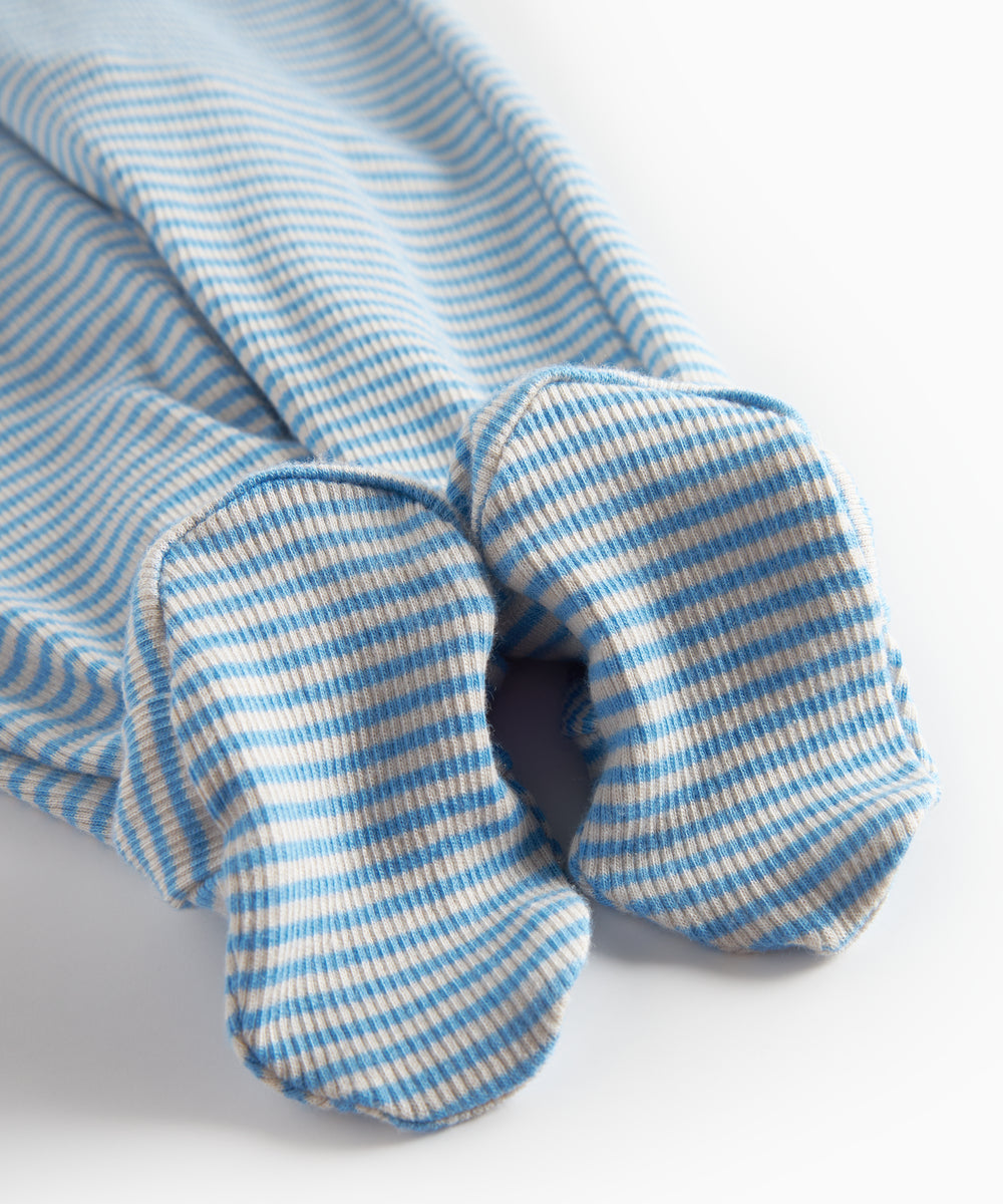 Blå og hvid stribet heldragt til baby med lange ærmer, fødder og trykknapper foran