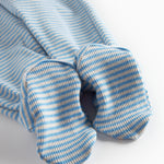 Blå og hvid stribet heldragt til baby med lange ærmer, fødder og trykknapper foran