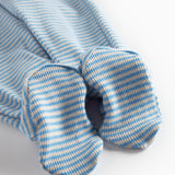 Blå og hvid stribet heldragt til baby med lange ærmer, fødder og trykknapper foran