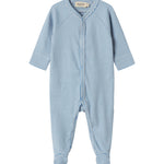 Blå og hvid stribet heldragt til baby med lange ærmer, fødder og trykknapper foran