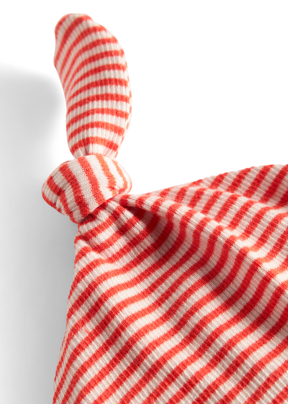 Rød og hvid stribet babyhue med knude på toppen