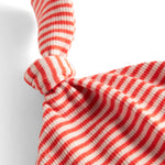 Rød og hvid stribet babyhue med knude på toppen