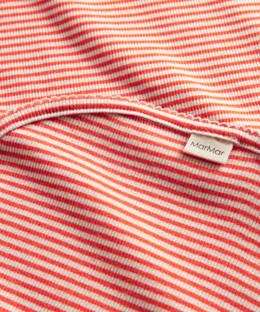 Rød og hvid stribet babytæppe