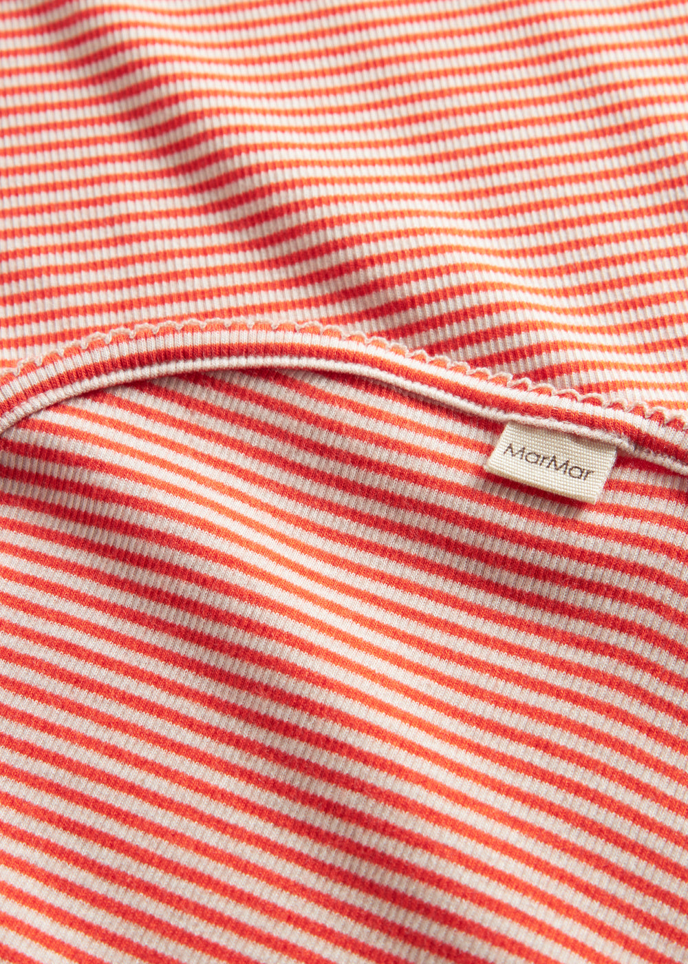 Rød og hvid stribet babytæppe