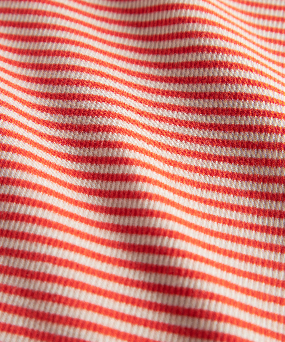 Rød og hvid stribet babytæppe