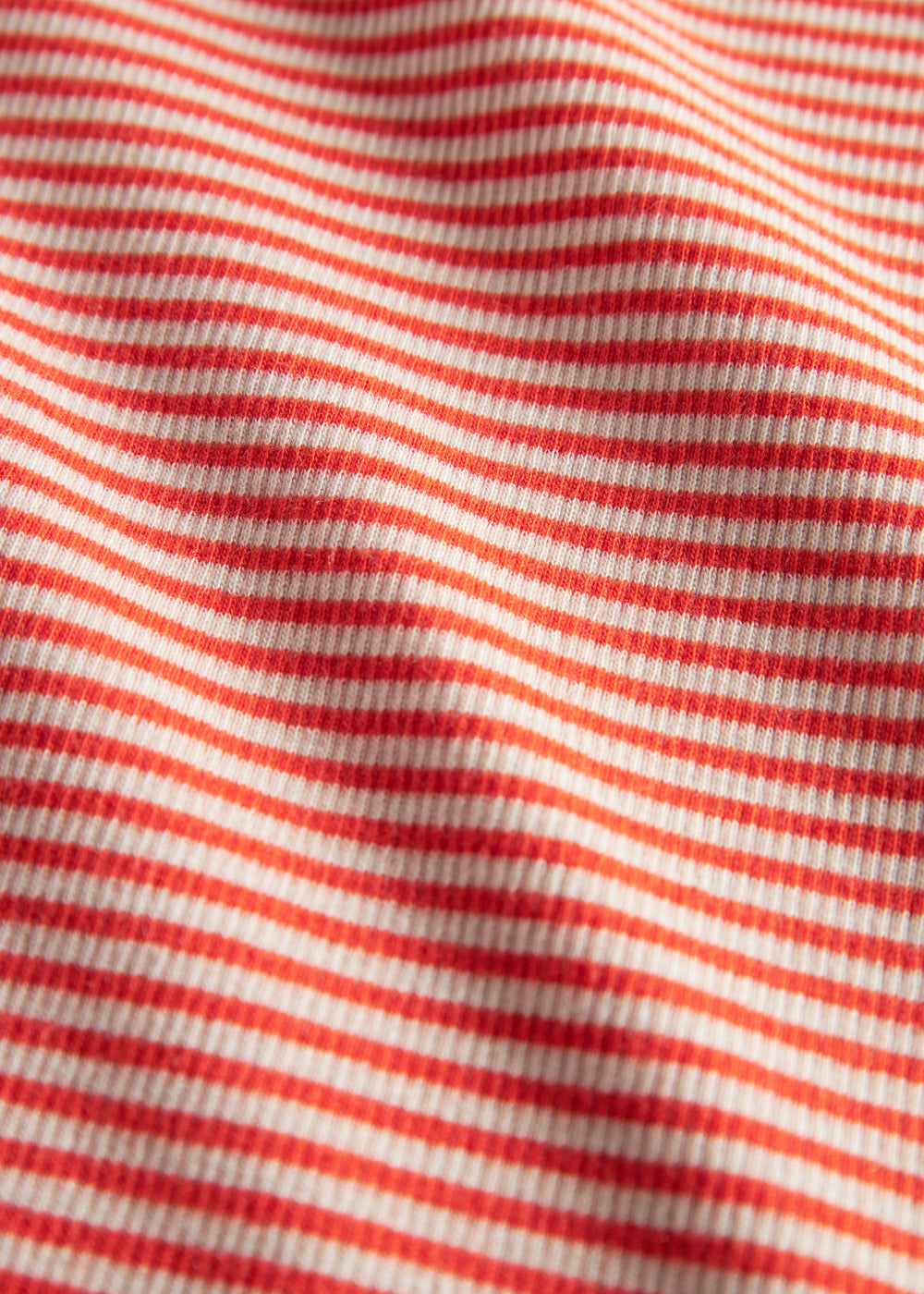 Rød og hvid stribet babytæppe