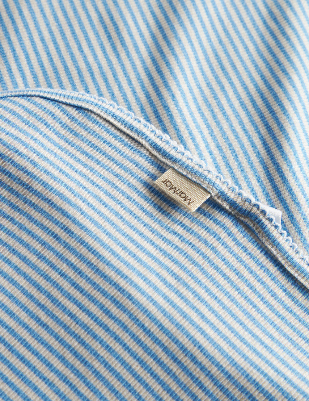 Blå og hvid stribet babytæppe