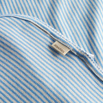 Blå og hvid stribet babytæppe