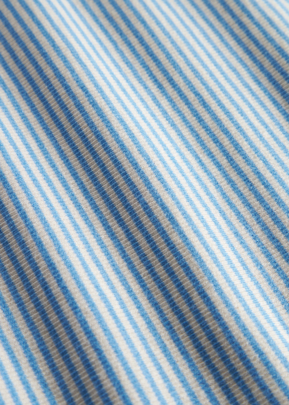 Blå og hvid stribet babytæppe