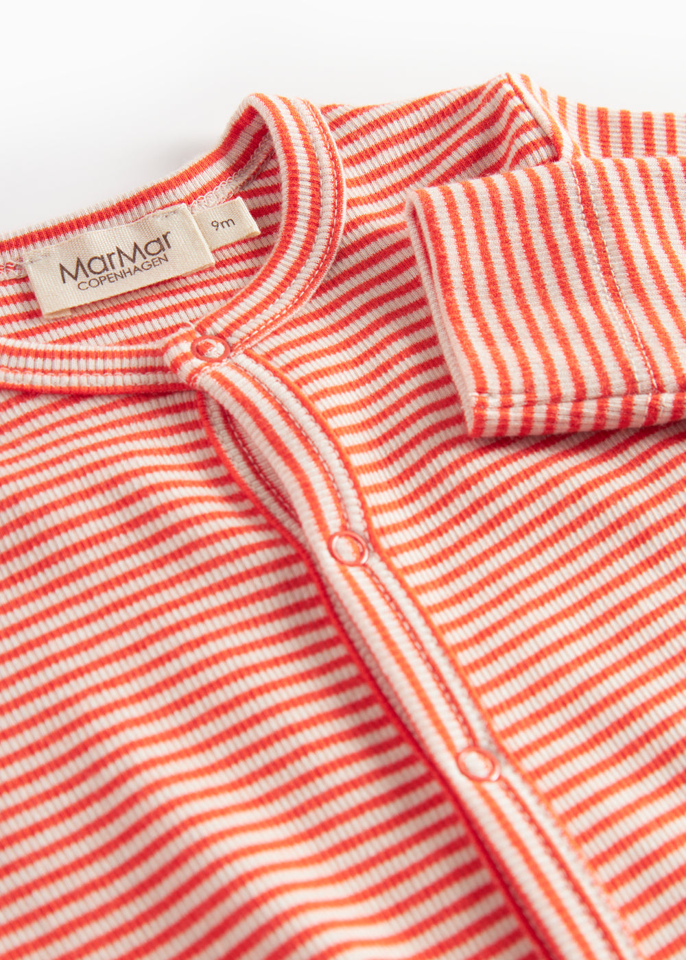 Rød og hvid stribet heldragt til baby med lange ærmer og trykknapper foran