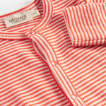 Rød og hvid stribet heldragt til baby med lange ærmer og trykknapper foran